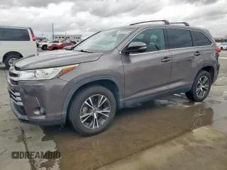 2019 Toyota Highlander LE z VIN 5TDZZRFH7KS323007, wystawiony jako Copart lot #50145755 z przebiegiem 140 216 mil mil oraz Czysty tytuł • Clean title. Historia ofert i sprzedaży dostępna na DreamBid. Obrazek 1.