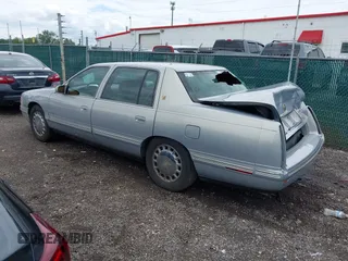 1998 Cadillac DeVille z VIN 1G6KD54Y7WU740871, wystawiony jako IAAI lot #42259686 z przebiegiem 124 542 mil mil oraz . Historia ofert i sprzedaży dostępna na DreamBid. Obrazek 3.
