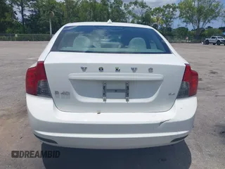 2010 Volvo S40 z VIN YV1382MS1A2502044, wystawiony jako IAAI lot #42189521 z przebiegiem 237 777 mil mil oraz . Historia ofert i sprzedaży dostępna na DreamBid. Obrazek 16.