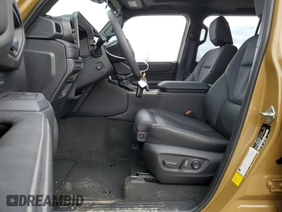 2024 Toyota Land Cruiser z VIN JTEABFAJ8RK010961, wystawiony jako Copart lot #45733885 z przebiegiem 3 013 mil mil oraz Szkoda całkowita • Salvage title. Historia ofert i sprzedaży dostępna na DreamBid. Obrazek 7.