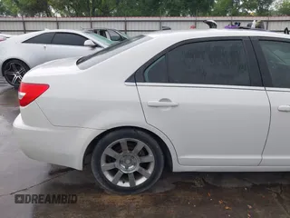 2008 Lincoln MKZ z VIN 3LNHM26TX8R625632, wystawiony jako IAAI lot #41905293 z przebiegiem 205 485 mil mil oraz . Historia ofert i sprzedaży dostępna na DreamBid. Obrazek 22.