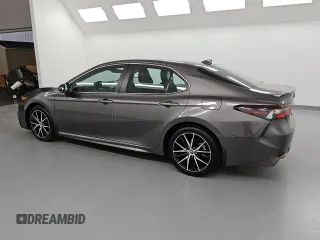 2022 Toyota Camry SE z VIN 4T1G11AK5NU686954, wystawiony jako Copart lot #59572575 z przebiegiem 115 123 mil mil oraz Czysty tytuł • Clean title. Historia ofert i sprzedaży dostępna na DreamBid. Obrazek 2.