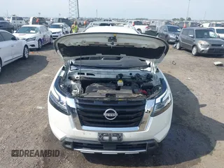 2024 Nissan Pathfinder SL z VIN 5N1DR3CC0RC232524, wystawiony jako IAAI lot #42040031 z przebiegiem 20 241 mil mil oraz . Historia ofert i sprzedaży dostępna na DreamBid. Obrazek 10.