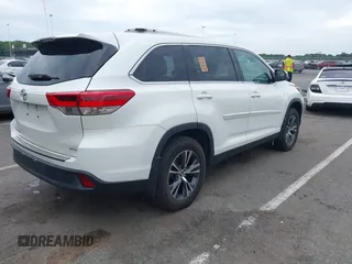 2019 Toyota Highlander LE with VIN 5TDBZRFH5KS929567, listed as a IAAI auction lot 42603356 with 40,368 mi miles and . Bid and sale history available at DreamBid. Image 4.