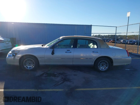 2001 Lincoln Town Car Cartier z VIN 1LNHM83W21Y621003, wystawiony jako IAAI lot #41291516 z przebiegiem 145 455 mil mil oraz . Historia ofert i sprzedaży dostępna na DreamBid. Obrazek 14.