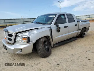 2010 Dodge Dakota Bighorn/Lonestar z VIN 1D7CW3GKXAS172178, wystawiony jako Copart lot #55134685 z przebiegiem 198 220 mil mil oraz Szkody całkowita. Historia ofert i sprzedaży dostępna na DreamBid. Obrazek 1.