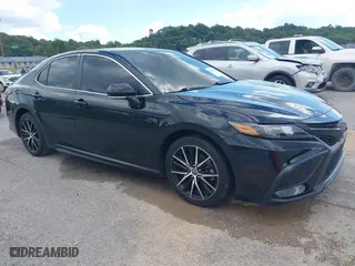 2022 Toyota Camry SE with VIN 4T1G11AK3NU633301, listed as a IAAI auction lot 40433251 with 69,070 mi miles. Bid and sale history available at carsss.com. Image 1.