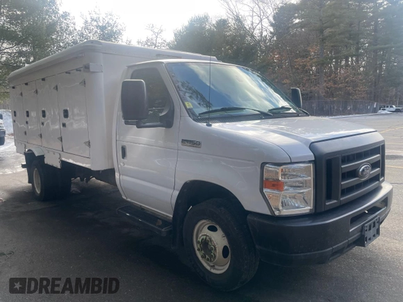 2018 Ford Econoline Commercial z VIN 1FDXE4FS4JDC33224, wystawiony jako Copart lot #44239625 z przebiegiem 148 517 mil mil oraz Czysty tytuł • Clean title. Historia ofert i sprzedaży dostępna na DreamBid. Obrazek 1.