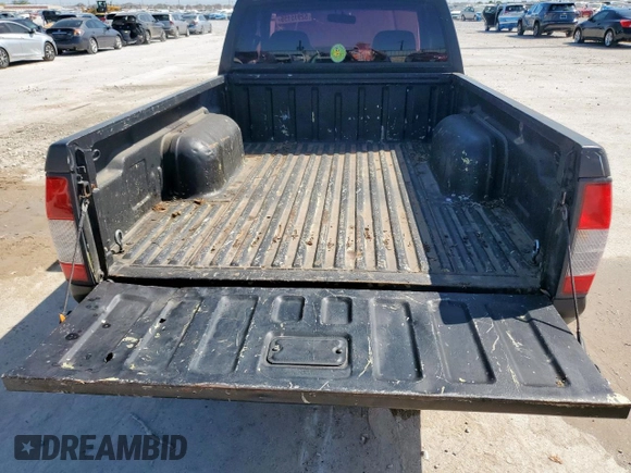 2001 Nissan Frontier XE z VIN 1N6DD21SX1C386232, wystawiony jako Copart lot #52915155 z przebiegiem 174 268 mil mil oraz Czysty tytuł • Clean title. Historia ofert i sprzedaży dostępna na DreamBid. Obrazek 10.