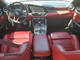 2018 Alfa Romeo Giulia Ti Lusso z VIN ZARFAEEN5J7566856, wystawiony jako Copart lot #52622205 z przebiegiem 68 656 mil mil oraz Szkody całkowita. Historia ofert i sprzedaży dostępna na DreamBid. Obrazek 8.