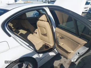 2008 BMW 3 Series 328i z VIN WBAVC53508FZ86427, wystawiony jako IAAI lot #42745902 z przebiegiem 173 327 mil mil oraz . Historia ofert i sprzedaży dostępna na DreamBid. Obrazek 8.