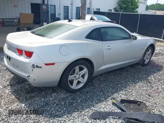 2011 Chevrolet Camaro 1LT z VIN 2G1FB1EDXB9103188, wystawiony jako IAAI lot #42306677 z przebiegiem 266 067 mil mil oraz . Historia ofert i sprzedaży dostępna na DreamBid. Obrazek 4.