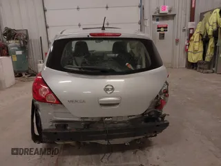 2010 Nissan Versa S z VIN 3N1BC1CP9AL363631, wystawiony jako IAAI lot #41987554 z przebiegiem 133 921 mil mil oraz . Historia ofert i sprzedaży dostępna na DreamBid. Obrazek 16.