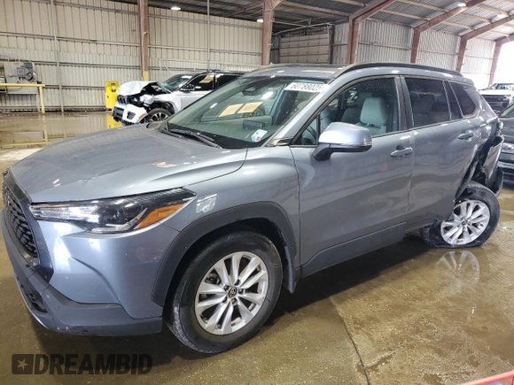 2023 Toyota Corolla Cross LE z VIN 7MUBAAAG4PV042580, wystawiony jako Copart lot #60788025 z przebiegiem 59 576 mil mil oraz Szkoda całkowita • Salvage title. Historia ofert i sprzedaży dostępna na DreamBid. Obrazek 1.