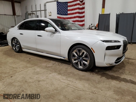 2023 BMW i7 xDrive60 z VIN WBY53EJ07PCL47356, wystawiony jako Copart lot #46454134 z przebiegiem 11 710 mil mil oraz . Historia ofert i sprzedaży dostępna na DreamBid. Obrazek 4.