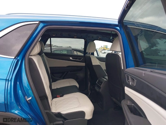 2024 Volkswagen Atlas Cross Sport 2.0T SEL Premium R-Line with VIN 1V2FE2CA5RC237105, listed as a IAAI auction lot 41515769 with 2,485 mi miles. Bid and sale history available at carsss.com. Image 8.