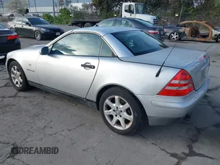 1998 Mercedes-Benz SLK 230/320 z VIN WDBKK47F1WF046560, wystawiony jako IAAI lot #41831678 z przebiegiem 179 494 mil mil oraz . Historia ofert i sprzedaży dostępna na DreamBid. Obrazek 3.