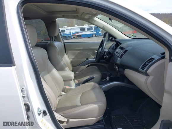 2008 Mitsubishi Outlander XLS with VIN JA4MT41X18Z006404, listed as a IAAI auction lot 42107656 with 131,571 mi miles. Bid and sale history available at carsss.com. Image 5.