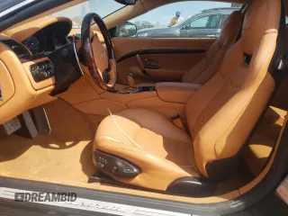 2014 Maserati GranTurismo Sport z VIN ZAM45VLA5E0086834, wystawiony jako Copart lot #46795014 z przebiegiem Nie podano mil oraz Szkoda całkowita • Salvage title. Historia ofert i sprzedaży dostępna na DreamBid. Obrazek 7.