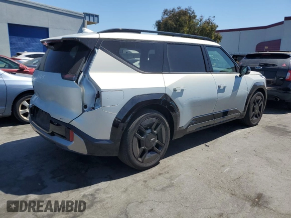 2024 Kia EV9 GT-Line with VIN KNDAEFS50R6021099, listed as a Copart auction lot 69714034 with 10,789 mi miles and Salvage Title. Bid and sale history available at carsss.com. Image 3.