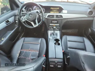 2013 Mercedes-Benz C 250 Sport z VIN WDDGF4HB6DA800964, wystawiony jako Copart lot #61640375 z przebiegiem 151 720 mil mil oraz Nie do naprawy • Non repairable. Historia ofert i sprzedaży dostępna na DreamBid. Obrazek 8.