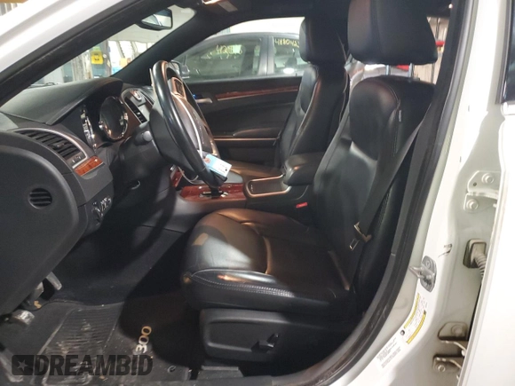 2014 Chrysler 300 z VIN 2C3CCARG8EH232878, wystawiony jako Copart lot #48904425 z przebiegiem 56 003 mil mil oraz Szkoda całkowita • Salvage title. Historia ofert i sprzedaży dostępna na DreamBid. Obrazek 7.