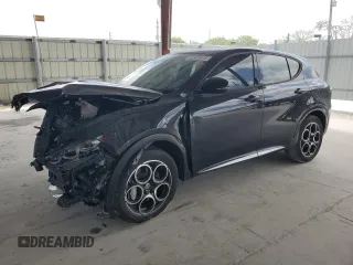 2024 Alfa Romeo Tonale Ti z VIN ZASPATCW4R3032768, wystawiony jako Copart lot #55308025 z przebiegiem 4448 mil mil oraz Nie do naprawy. Historia ofert i sprzedaży dostępna na DreamBid. Obrazek 1.