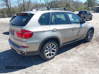 2011 BMW X5 35i z VIN 5UXZV4C57BL415565, wystawiony jako IAAI lot #41864490 z przebiegiem 176 458 mil mil oraz . Historia ofert i sprzedaży dostępna na DreamBid. Obrazek 4.