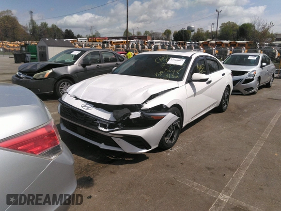 2024 Hyundai Elantra Limited z VIN KMHLN4DJ4RU093132, wystawiony jako IAAI lot #41960097 z przebiegiem 8 445 mil mil oraz . Historia ofert i sprzedaży dostępna na DreamBid. Obrazek 17.