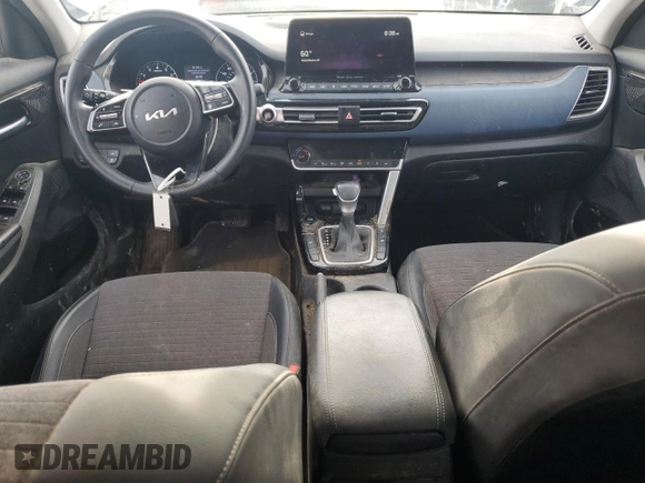 2022 Kia Seltos S z VIN KNDEUCAAXN7296906, wystawiony jako Copart lot #55474555 z przebiegiem 41 059 mil mil oraz Szkoda całkowita • Salvage title. Historia ofert i sprzedaży dostępna na DreamBid. Obrazek 8.