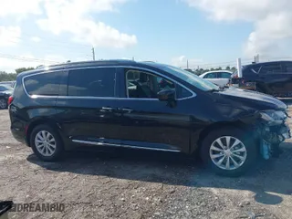2019 Chrysler Pacifica Touring L with VIN 2C4RC1BG7KR627074, listed as a IAAI auction lot 41930694 with 69,210 mi miles. Bid and sale history available at carsss.com. Image 14.
