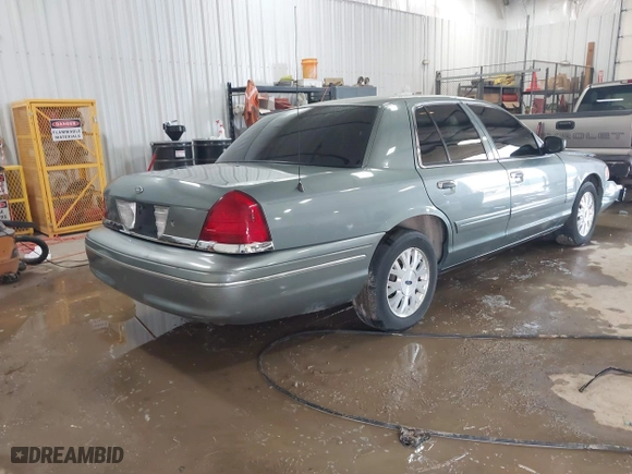 2005 Ford Crown Victoria LX with VIN 2FAFP74W05X124670, listed as a IAAI auction lot 41581963 with 135,486 mi miles. Bid and sale history available at carsss.com. Image 4.