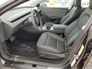 2025 Tesla Model 3 Long Range z VIN 5YJ3E1EA5SF000814, wystawiony jako Copart lot #57821595 z przebiegiem 727 mil mil oraz Szkoda całkowita • Salvage title. Historia ofert i sprzedaży dostępna na DreamBid. Obrazek 7.