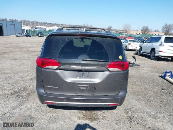 2018 Chrysler Pacifica Touring L with VIN 2C4RC1BG4JR354500, listed as a IAAI auction lot 41770558 with 69,385 mi miles. Bid and sale history available at carsss.com. Image 16.