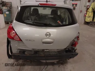 2010 Nissan Versa S z VIN 3N1BC1CP9AL363631, wystawiony jako IAAI lot #41987554 z przebiegiem 133 921 mil mil oraz . Historia ofert i sprzedaży dostępna na DreamBid. Obrazek 6.