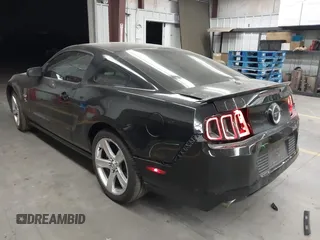 2014 Ford Mustang GT z VIN 1ZVBP8CFXE5257404, wystawiony jako IAAI lot #42731944 z przebiegiem 308 695 mil mil oraz . Historia ofert i sprzedaży dostępna na DreamBid. Obrazek 3.