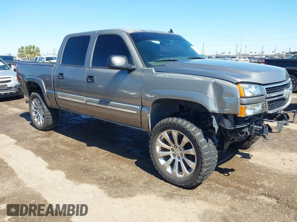 2006 Chevrolet Silverado 1500 LT1 with VIN 2GCEK13TX61184260, listed as a IAAI auction lot 41651907 with 192,143 mi miles. Bid and sale history available at carsss.com. Image 1.