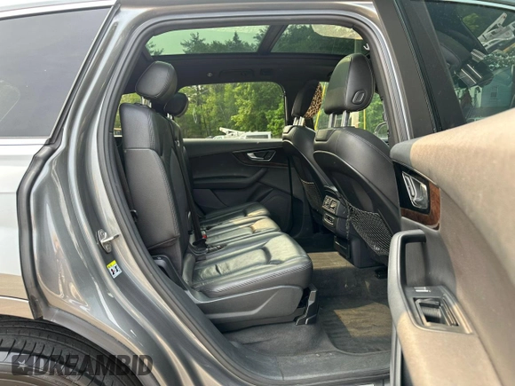 2017 Audi Q7 Premium Plus z VIN WA1LAAF78HD012576, wystawiony jako Copart lot #59867885 z przebiegiem 122 030 mil mil oraz Czysty tytuł • Clean title. Historia ofert i sprzedaży dostępna na DreamBid. Obrazek 8.