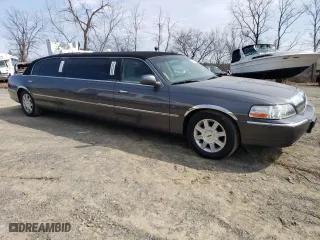 2007 Lincoln Town Car Executive w/Limousine Pkg with VIN 1L1FM88W67Y638140, listed as a Copart auction lot 49112625 with 123,496 mi miles and Clean Title. Bid and sale history available at carsss.com. Image 4.