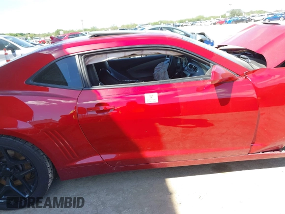 2015 Chevrolet Camaro SS z VIN 2G1FJ1EW0F9144441, wystawiony jako IAAI lot #42230511 z przebiegiem 26 615 mil mil oraz . Historia ofert i sprzedaży dostępna na DreamBid. Obrazek 12.