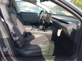 2025 Tesla Model 3 Long Range z VIN 5YJ3E1EA7SF892239, wystawiony jako IAAI lot #42068918 z przebiegiem 17 mil mil oraz . Historia ofert i sprzedaży dostępna na DreamBid. Obrazek 5.