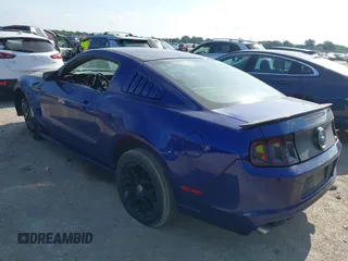 2014 Ford Mustang V6 z VIN 1ZVBP8AM2E5262050, wystawiony jako IAAI lot #42600638 z przebiegiem 208 708 mil mil oraz . Historia ofert i sprzedaży dostępna na DreamBid. Obrazek 3.