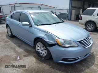 2014 Chrysler 200 LX z VIN 1C3CCBAB2EN124298, wystawiony jako IAAI lot #39720604 z przebiegiem 140 752 mil mil oraz . Historia ofert i sprzedaży dostępna na DreamBid. Obrazek 1.