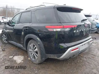 2024 Nissan Pathfinder SL z VIN 5N1DR3CC9RC284511, wystawiony jako IAAI lot #41717753 z przebiegiem 2 200 mil mil oraz . Historia ofert i sprzedaży dostępna na DreamBid. Obrazek 3.