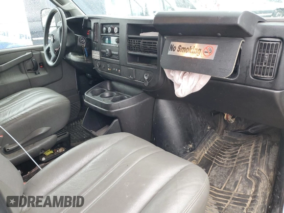 2018 Chevrolet Express Cargo z VIN 1GCWGAFGXJ1291456, wystawiony jako Copart lot #82140854 z przebiegiem 141 829 mil mil oraz Szkoda całkowita • Salvage title. Historia ofert i sprzedaży dostępna na DreamBid. Obrazek 8.