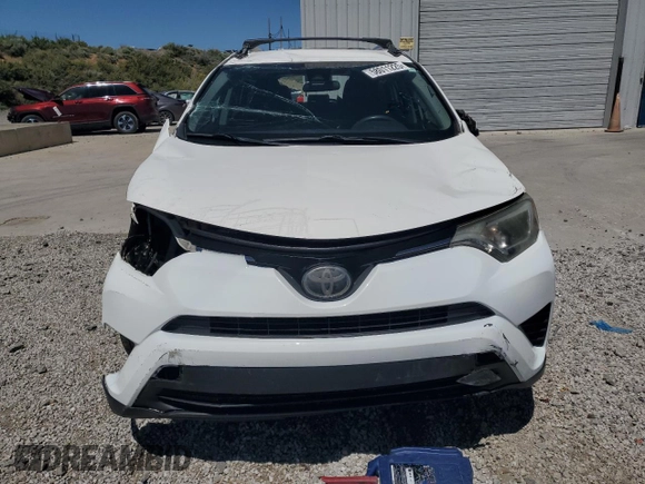 2018 Toyota RAV4 LE z VIN JTMBFREV2JD253105, wystawiony jako Copart lot #58011225 z przebiegiem 68 130 mil mil oraz Szkoda całkowita • Salvage title. Historia ofert i sprzedaży dostępna na DreamBid. Obrazek 5.