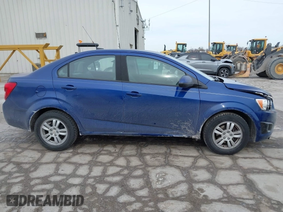 2012 Chevrolet Sonic LS z VIN 1G1JA5SH6C4199806, wystawiony jako IAAI lot #41454660 z przebiegiem 124 691 mil mil oraz . Historia ofert i sprzedaży dostępna na DreamBid. Obrazek 13.