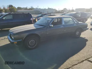 1988 Jaguar XJ z VIN SAJHV1641JC525297, wystawiony jako Copart lot #77024964 z przebiegiem 157 521 mil mil oraz Czysty tytuł • Clean title. Historia ofert i sprzedaży dostępna na DreamBid. Obrazek 1.