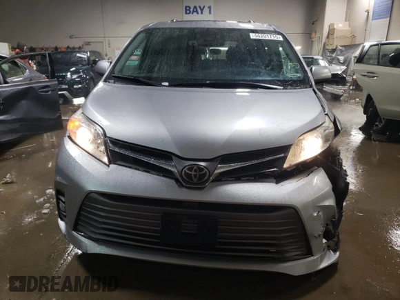 2018 Toyota Sienna XLE z VIN 5TDDZ3DC1JS197031, wystawiony jako Copart lot #44201715 z przebiegiem 180 475 mil mil oraz Szkoda całkowita • Salvage title. Historia ofert i sprzedaży dostępna na DreamBid. Obrazek 5.
