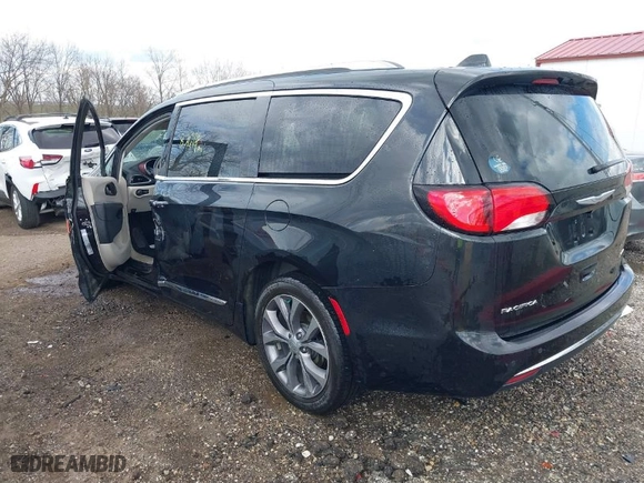 2017 Chrysler Pacifica Limited with VIN 2C4RC1GG0HR770093, listed as a IAAI auction lot 41876582 with 82,614 mi miles. Bid and sale history available at carsss.com. Image 3.